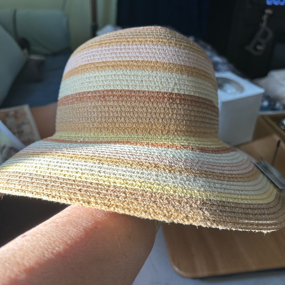 Toast Sun Hat with neutral colors - Picture 15 of 16